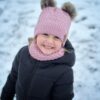 ZESTAW: bawełniana czapka dla dziecka z dwoma pomponami i komin "Brudny róż"
