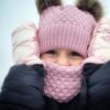ZESTAW: bawełniana czapka dla dziecka z dwoma pomponami i komin "Brudny róż"