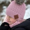 ZESTAW: bawełniana czapka dla dziecka z dwoma pomponami i komin "Brudny róż"