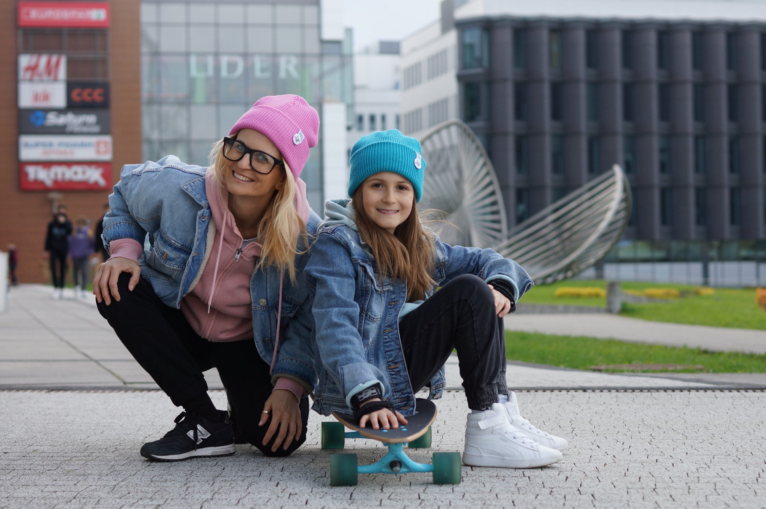 Moda Rodzinna: Trend, który zdobywa serca. 3 czapka dla mamy i córki