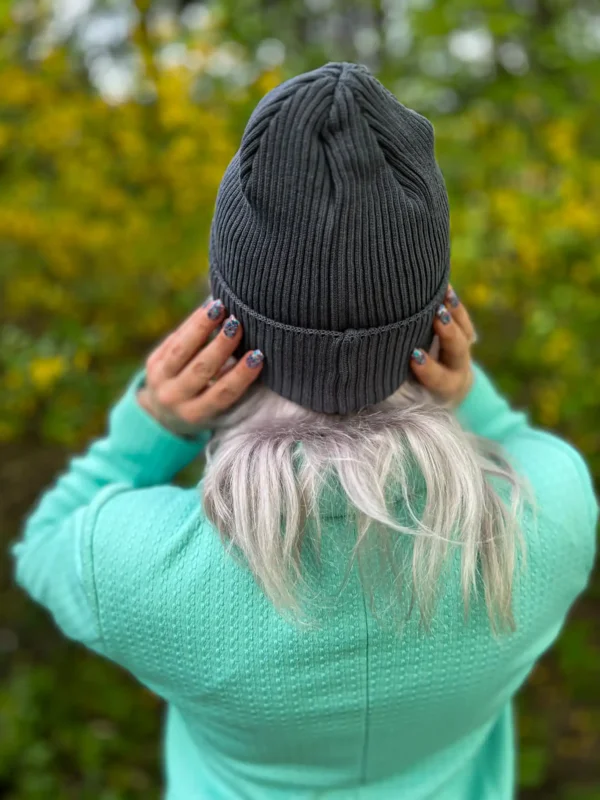 Bawełniana czapka beanie logo ekoskórka "Ciemny szary"