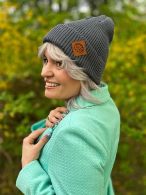 Bawełniana czapka beanie logo ekoskórka "Ciemny szary"