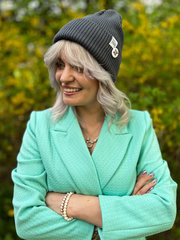 Czapka beanie z bawełny logo kolorowe "Ciemny szary"
