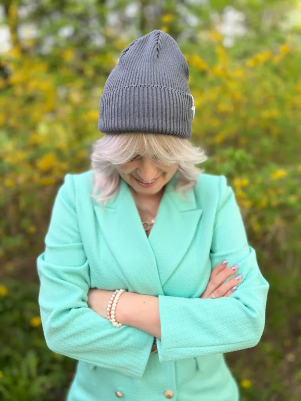 Czapka beanie z bawełny logo kolorowe "Ciemny szary"