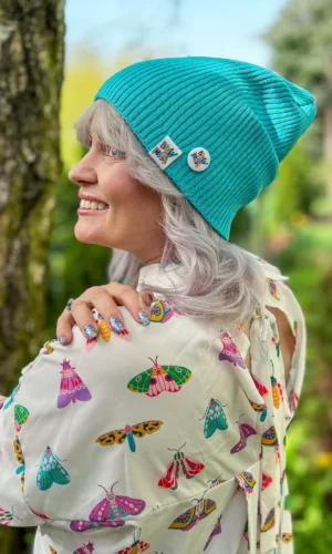Elegancka prostota w turkusowym wydaniu slouchy – polska czapka wiosenna