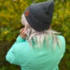 Bawełniana czapka beanie logo ekoskórka "Ciemny szary"