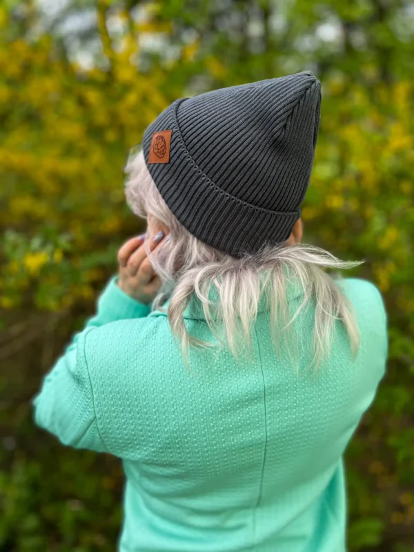 Bawełniana czapka beanie logo ekoskórka "Ciemny szary"