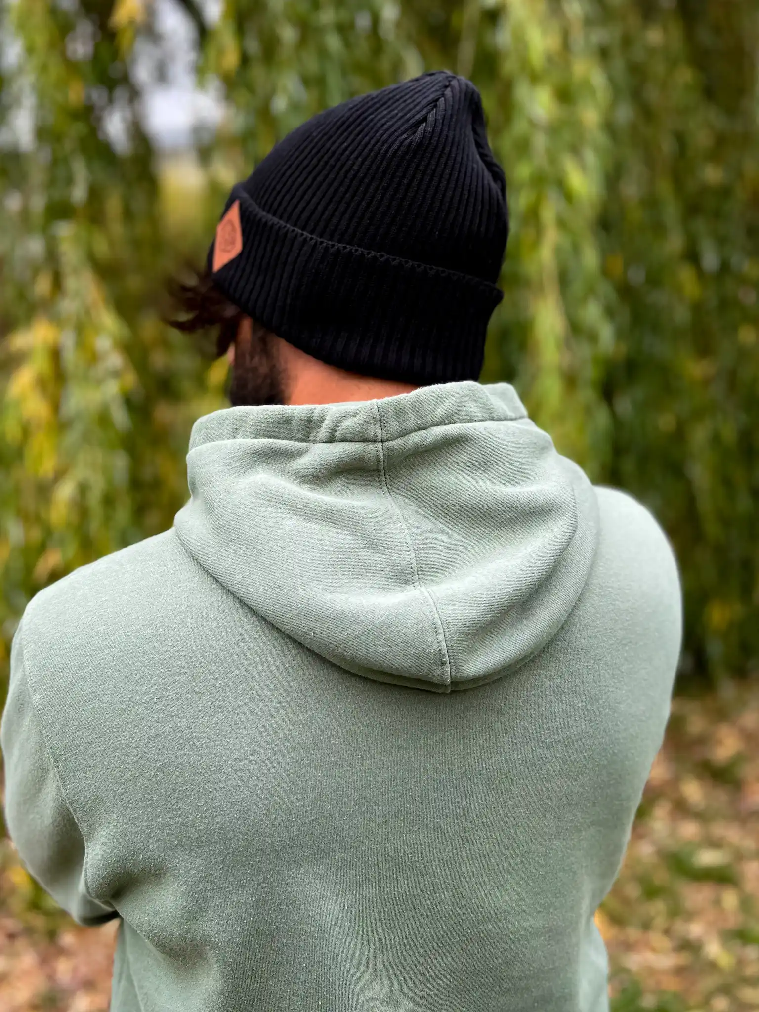 Męska bawełniana czapka beanie logo ekoskórka "Czarna" 32 Bawełniana złodziejka męska – nowoczesny design.
