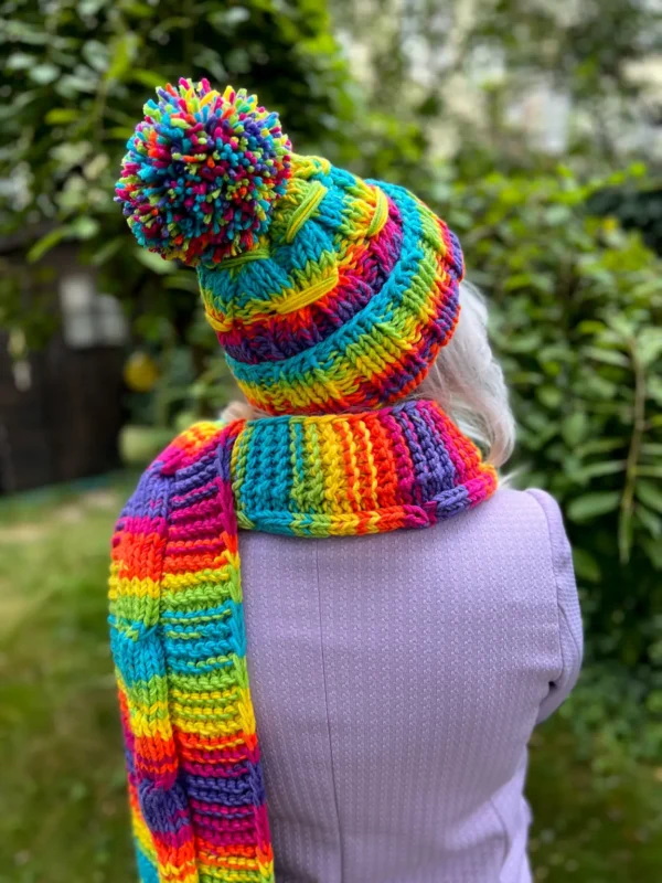 Czapka z dużym pomponem EUFORIA ,,Tęcza"