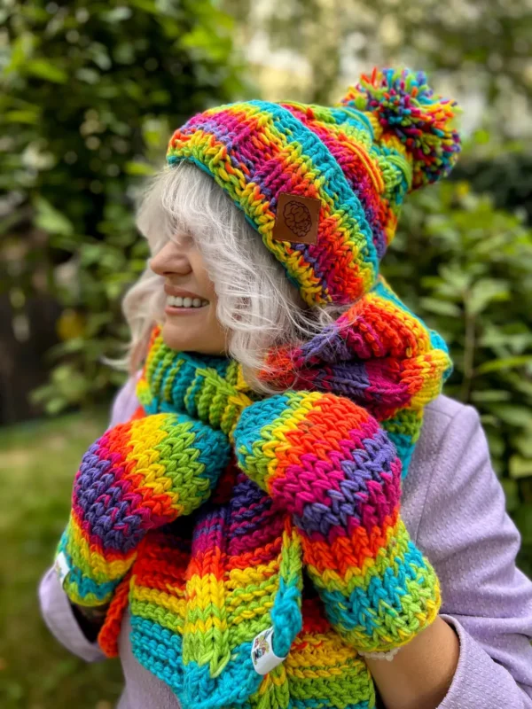 Czapka z dużym pomponem EUFORIA ,,Tęcza"