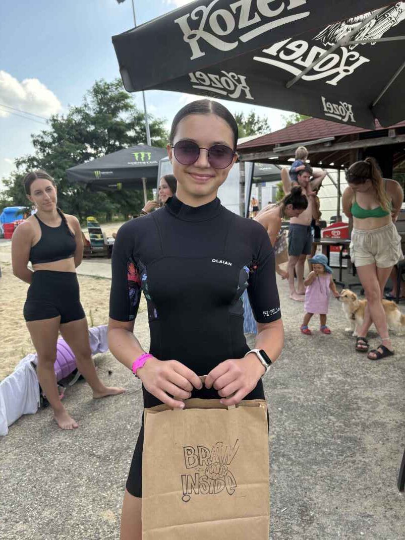 Warsztaty wakeboardowe dla dziewczyn - Brain Inside sponsorem 3 czapki na deskę