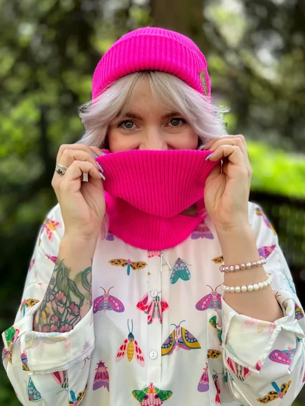 Czapka beanie logo ekoskórka "Neonowy różowy"