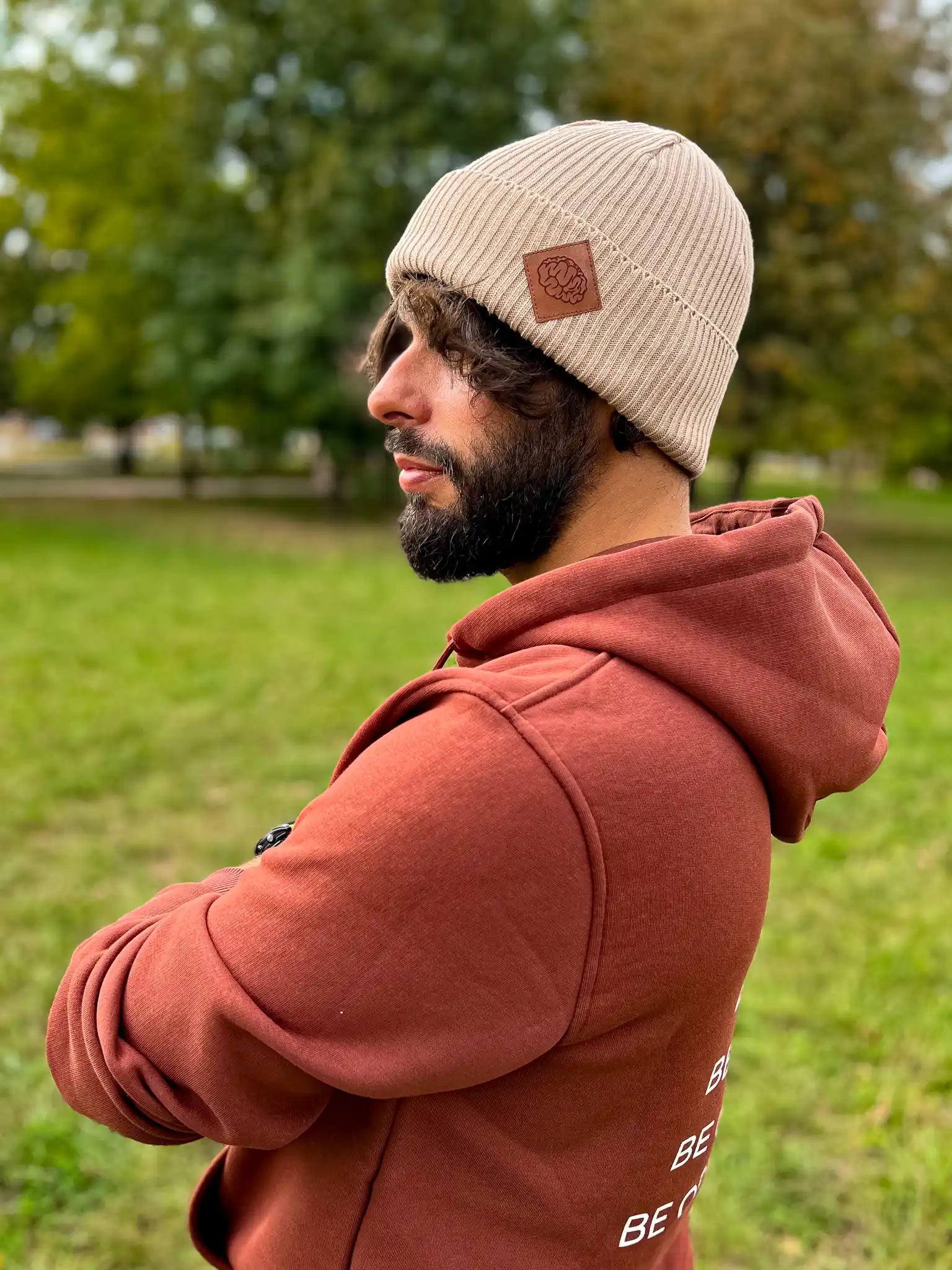 Męska bawełniana czapka beanie logo ekoskórka "Beżowy" 23 Złodziejka męska, bawełniana, o prostym kroju beżowa