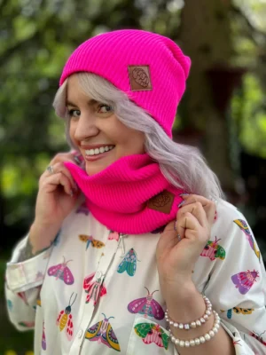 Czapka long logo ekoskórka "Neonowy różowy"