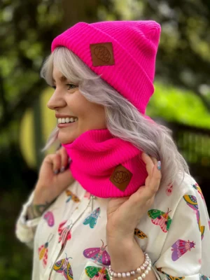 Czapka beanie logo ekoskórka "Neonowy różowy"