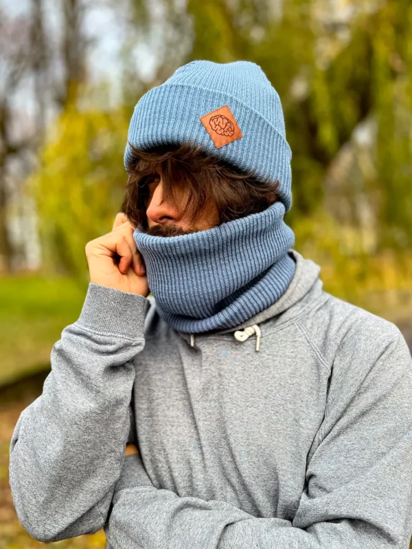 Męska czapka beanie logo ekoskórka "Brudny niebieski"