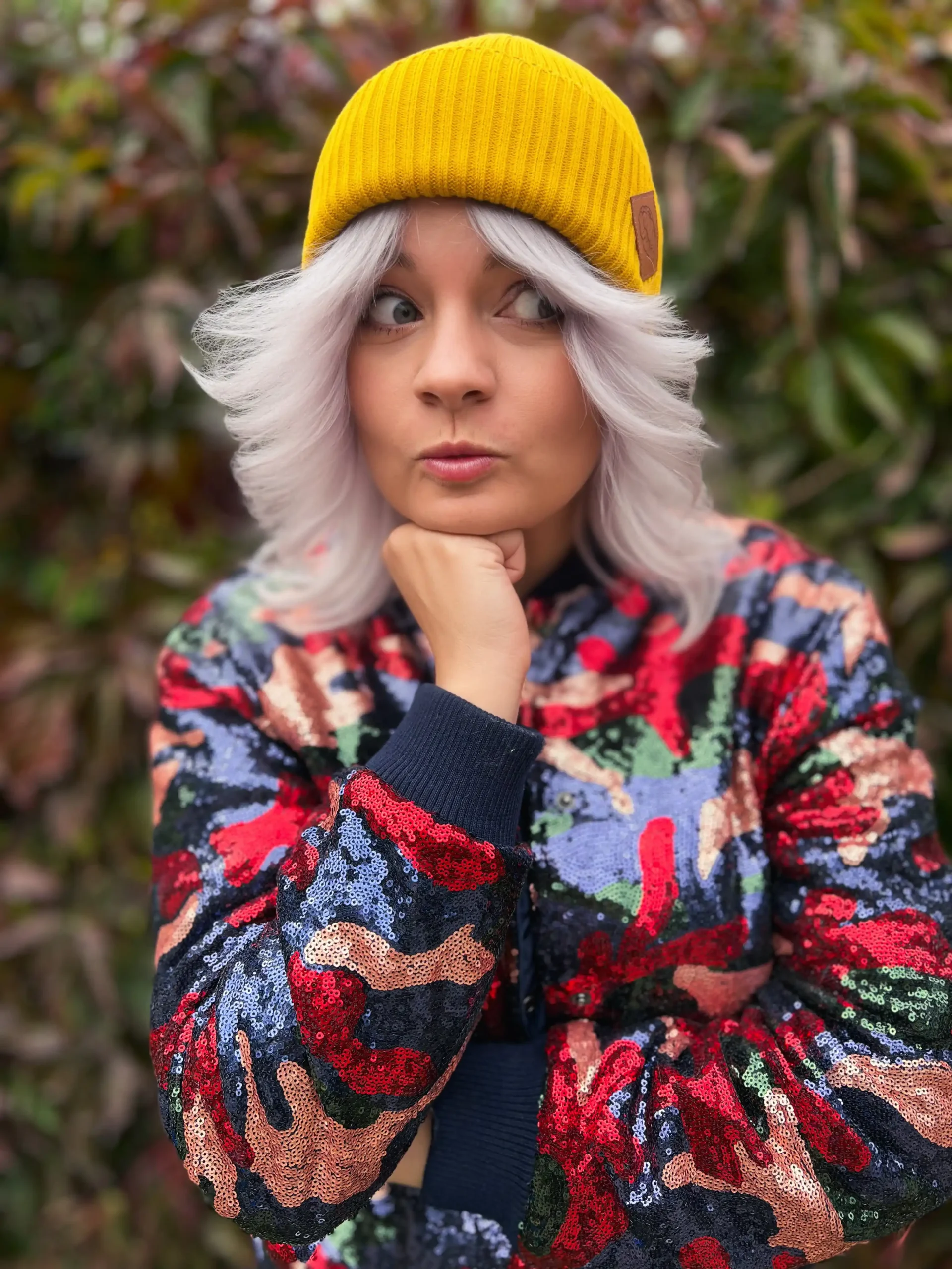 Co to jest czapka beanie i jak ją nosić? 1 porady jak nosić czapkę przy długich włosach