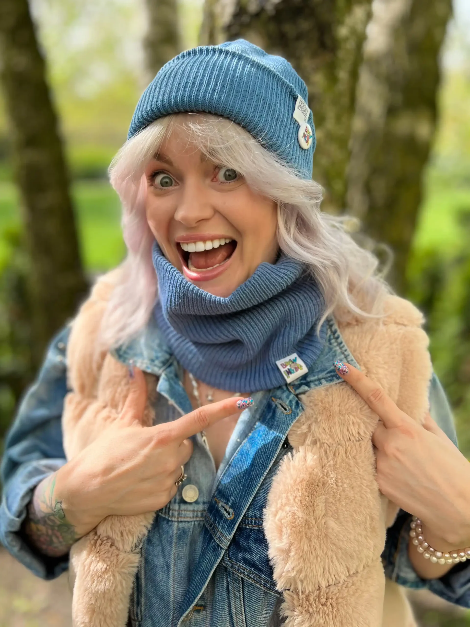 Co to jest czapka beanie i jak ją nosić? 2 Jak założyć zimową czapkę na długie włosy