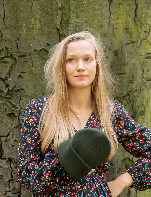 Fryzury pod czapkę – jak stylowo nosić czapkę niezależnie od długości włosów? 6 Jaki kolor czapki do blond włosów – tworzenie harmonijnego looku