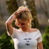 Biała koszulka oversize z nadrukiem Mój tata robi hajs
