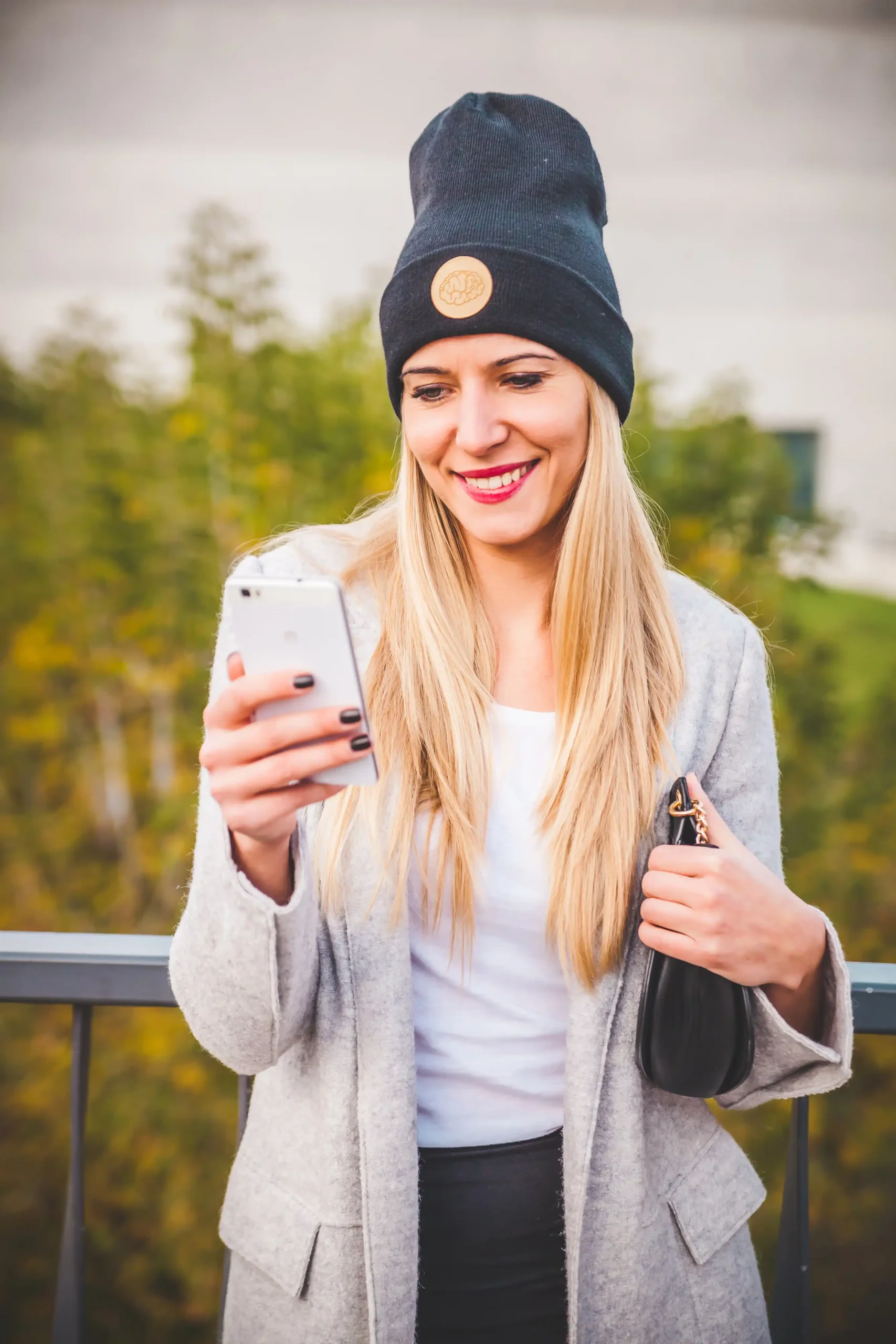 Czapka beanie czy smerfetka? Który model wybrać na wiosnę? 7 Jaki kolor czapki do blond włosów – tworzenie harmonijnego looku