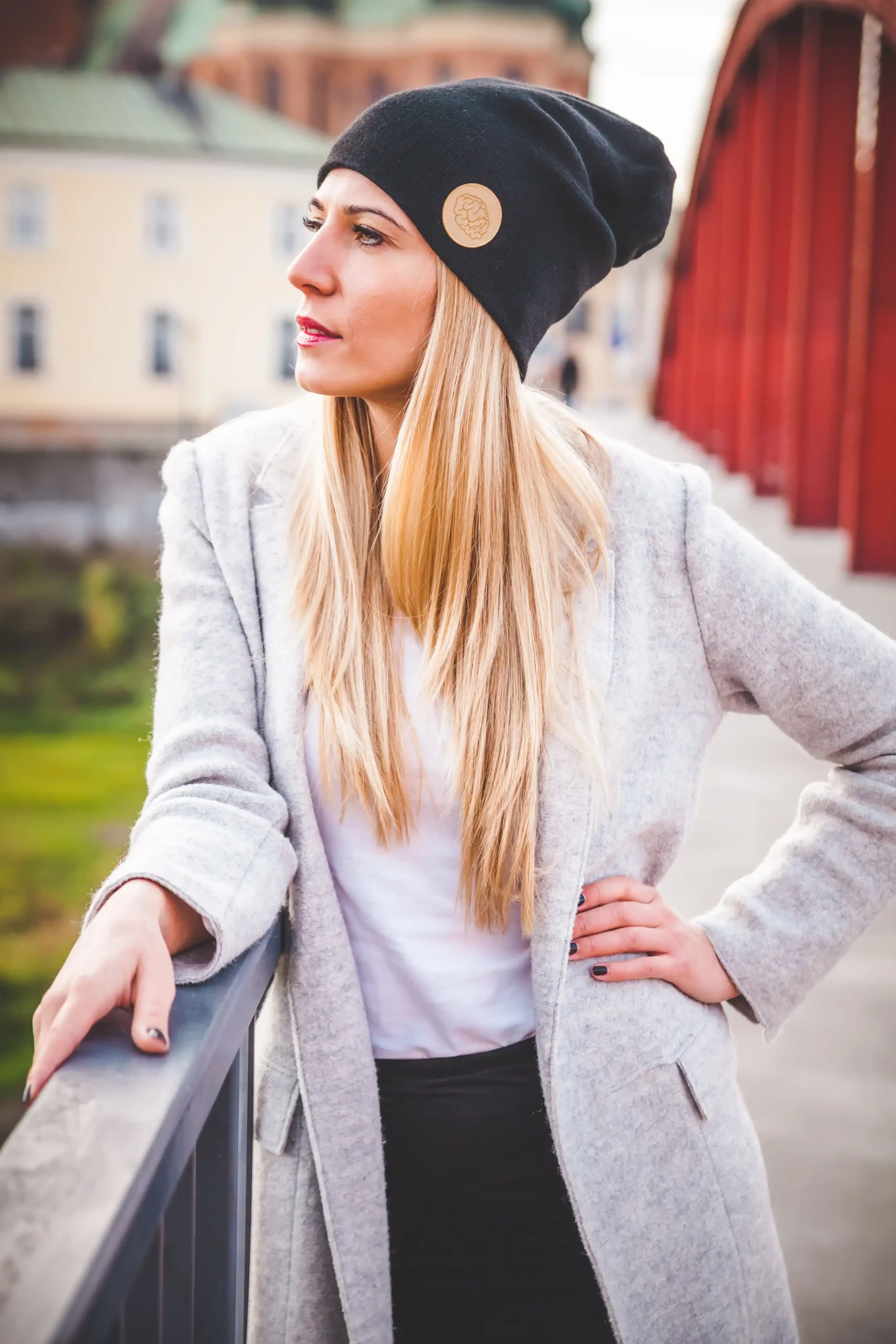 Czapka beanie czy smerfetka? Który model wybrać na wiosnę? 3 Jaki kolor czapki do blond włosów – tworzenie harmonijnego looku
