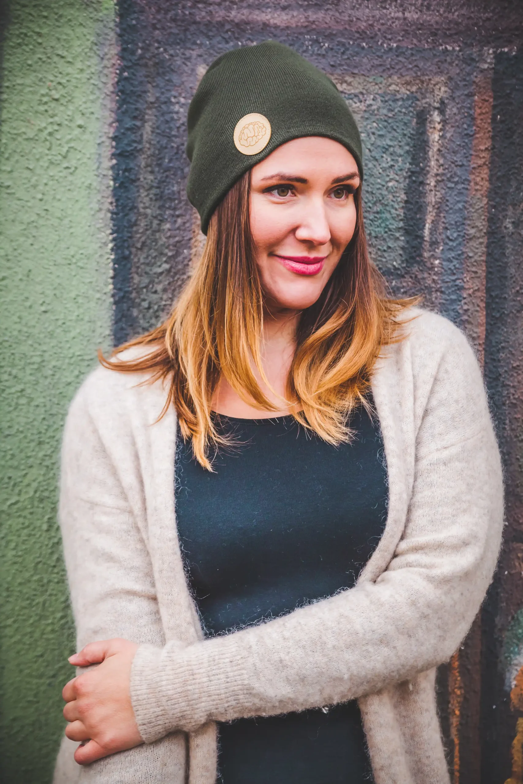 Czapka beanie czy smerfetka? Który model wybrać na wiosnę? 4 Jak nosić czapkę zimą – wpływ na włosy