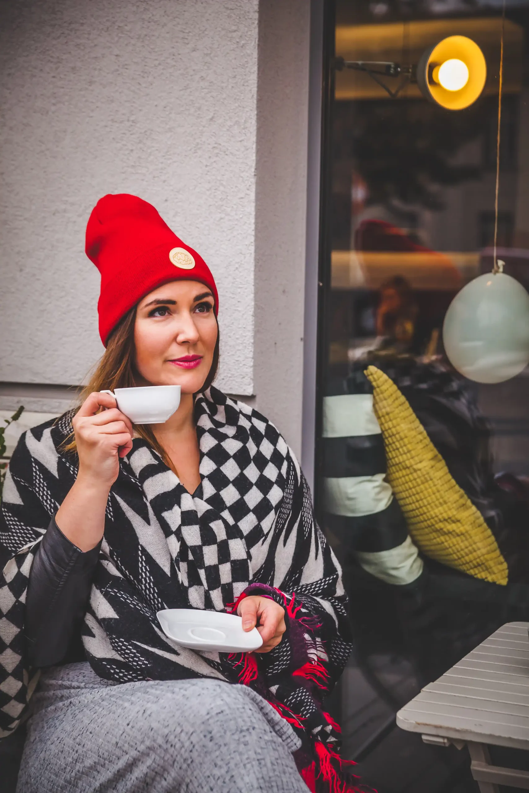 Jak dbać o wiosenną czapkę beanie, żeby długo wyglądała jak nowa? 4 Jak nosić czapkę zimą – wpływ na włosy