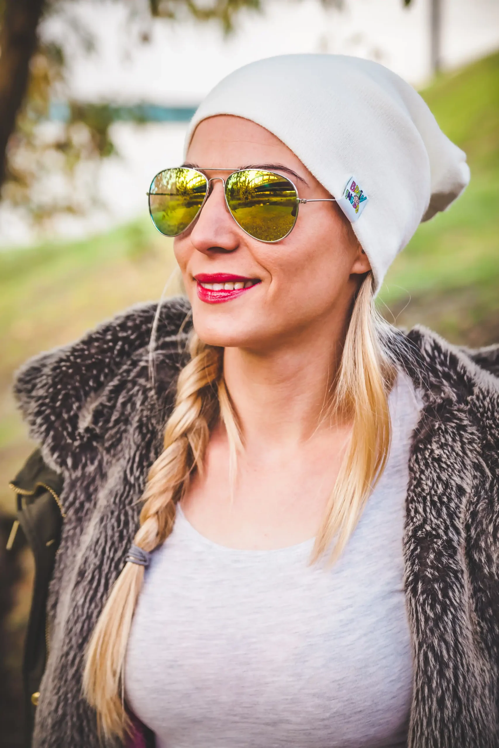 Czapka beanie czy smerfetka? Który model wybrać na wiosnę? 8 Jak nosić czapkę zimą – wpływ na włosy