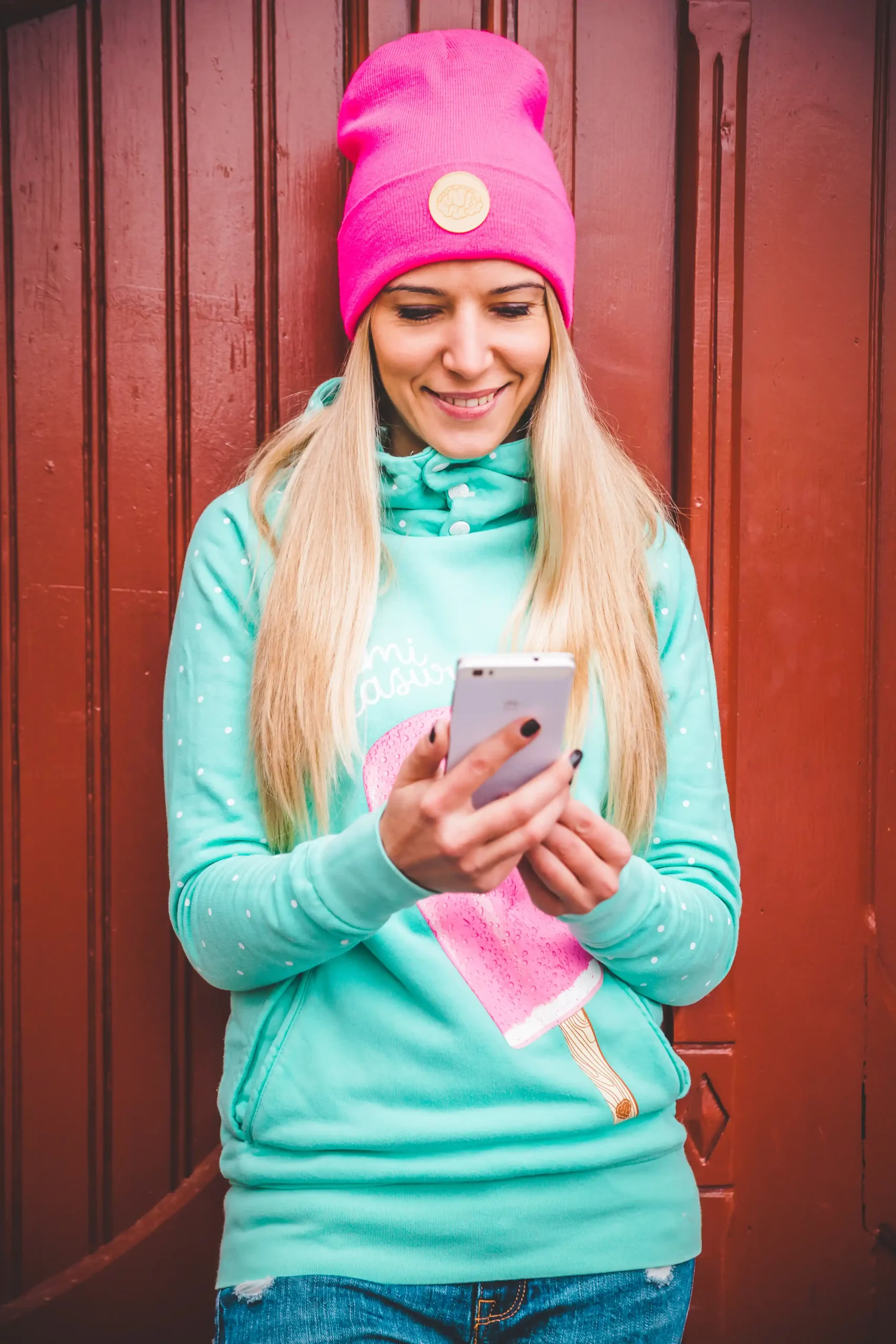Czapka beanie czy smerfetka? Który model wybrać na wiosnę? 5 Jaki kolor czapki do blond włosów – tworzenie harmonijnego looku