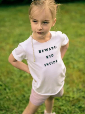 Biała koszulka dla dziecka "Beware: kid inside"