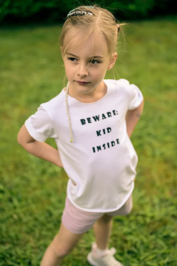 Biała koszulka dla dziecka "Beware: kid inside"