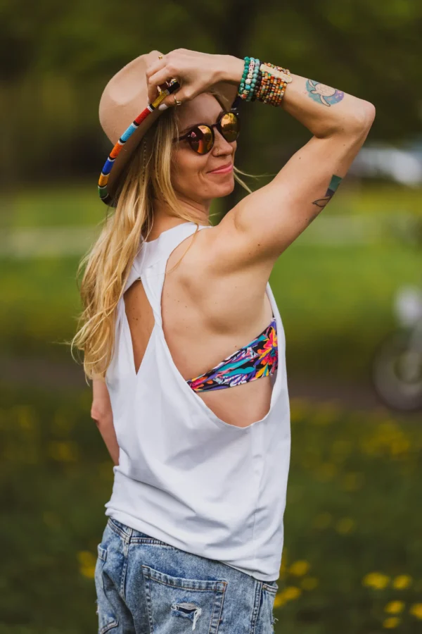 Biały tank top z napisem I'm fucking perfect