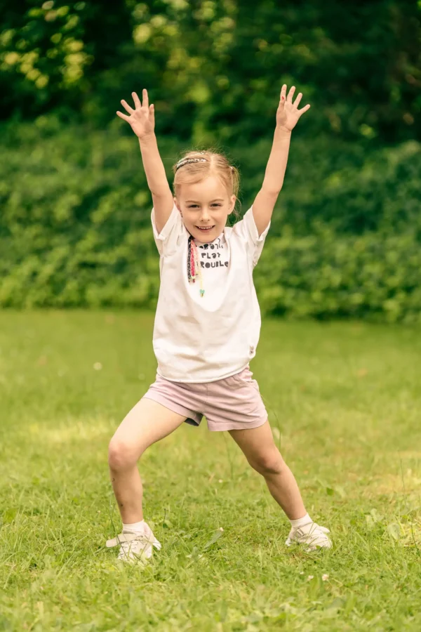 Koszulka dla dziecka biała "Bron to: eat play trouble"