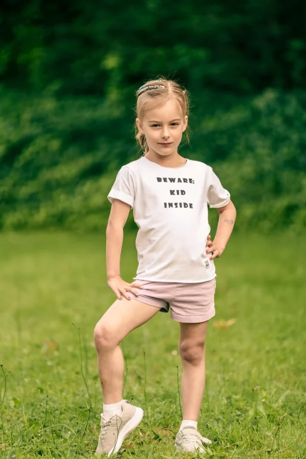 Biała koszulka dla dziecka "Beware: kid inside"