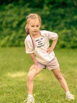 Koszulka dla dziecka biała "Bron to: eat play trouble"
