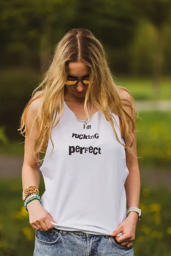 Biały tank top z napisem I'm fucking perfect