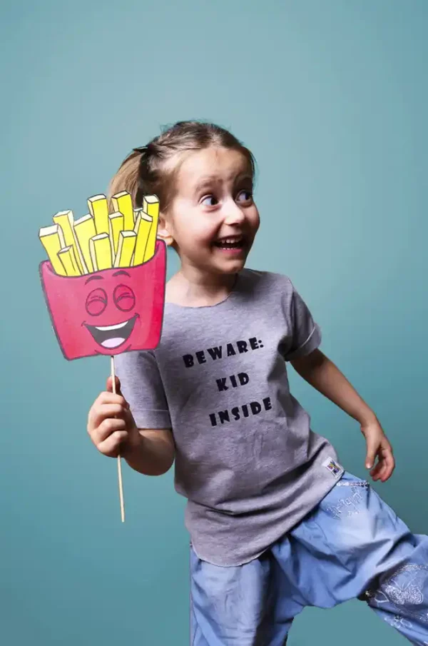 Szara koszulka dziecięca Beware: kid inside