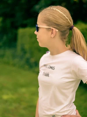 T-shirt dla dziecka z napisem Here comes trouble
