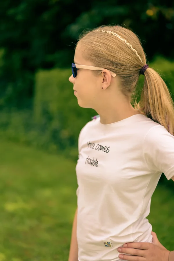 T-shirt dla dziecka z napisem Here comes trouble