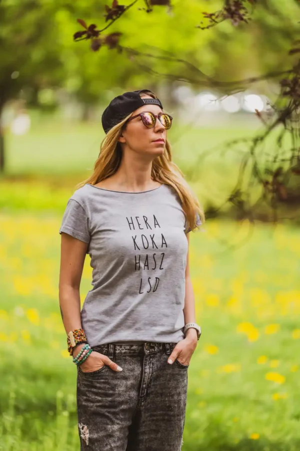 Szary top z napisem Hera koka hasz LSD
