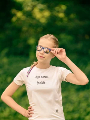 T-shirt dla dziecka z napisem Here comes trouble