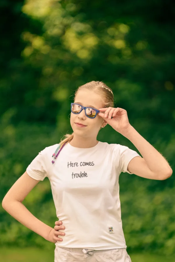 T-shirt dla dziecka z napisem Here comes trouble