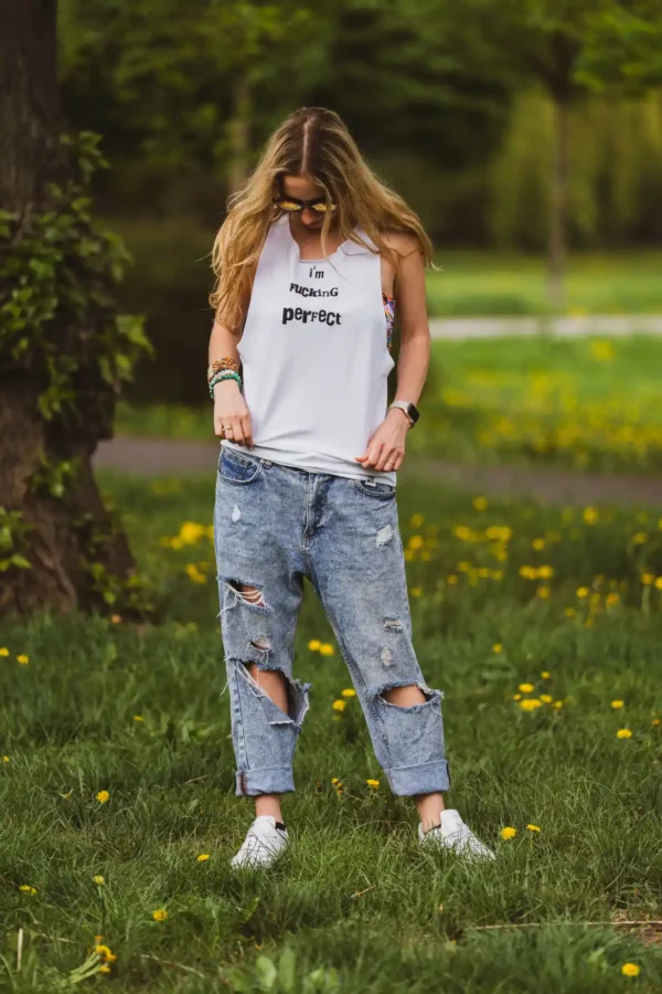 Biały tank top z napisem I'm fucking perfect