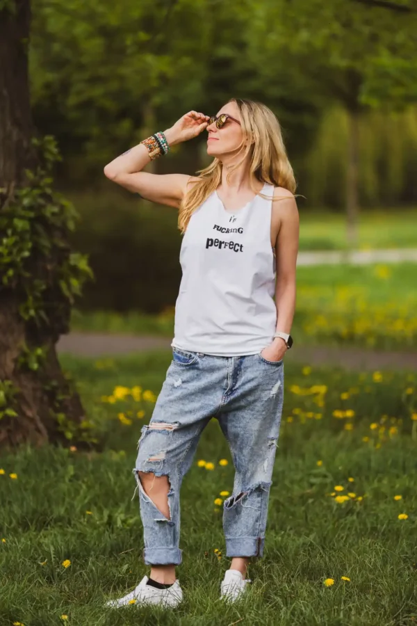 Biały tank top z napisem I'm fucking perfect