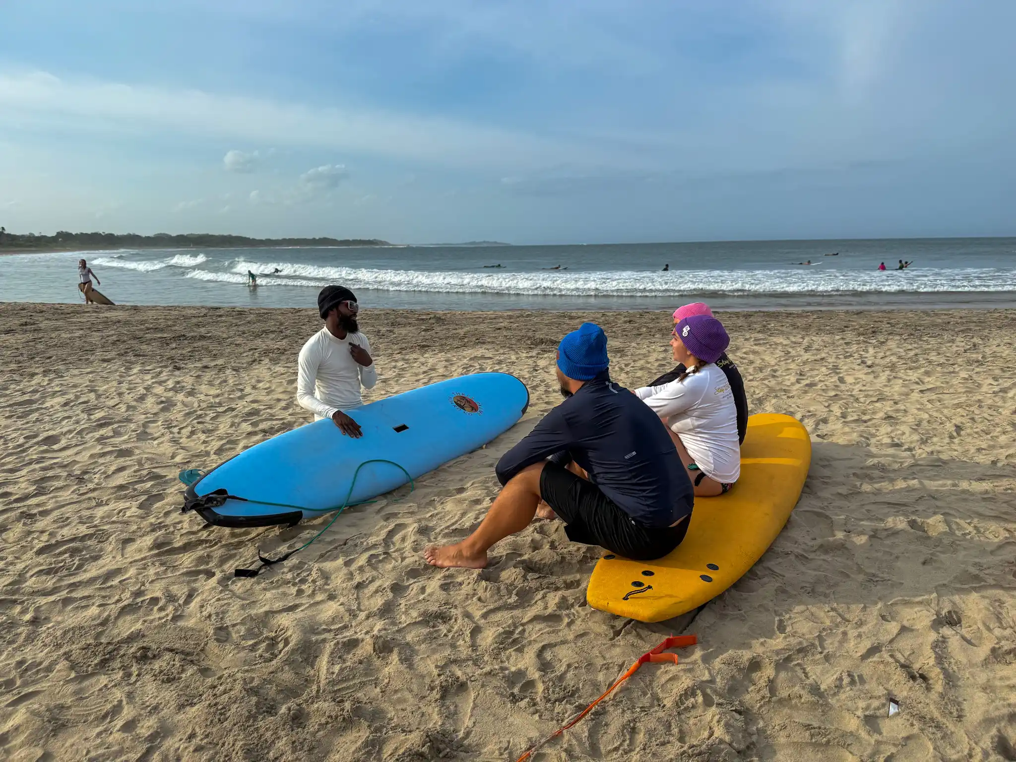 Styl surferski na co dzień – jak dobrać czapkę do luźnego, plażowego looku? 4 Jak nosić czapkę zimą – wpływ na włosy