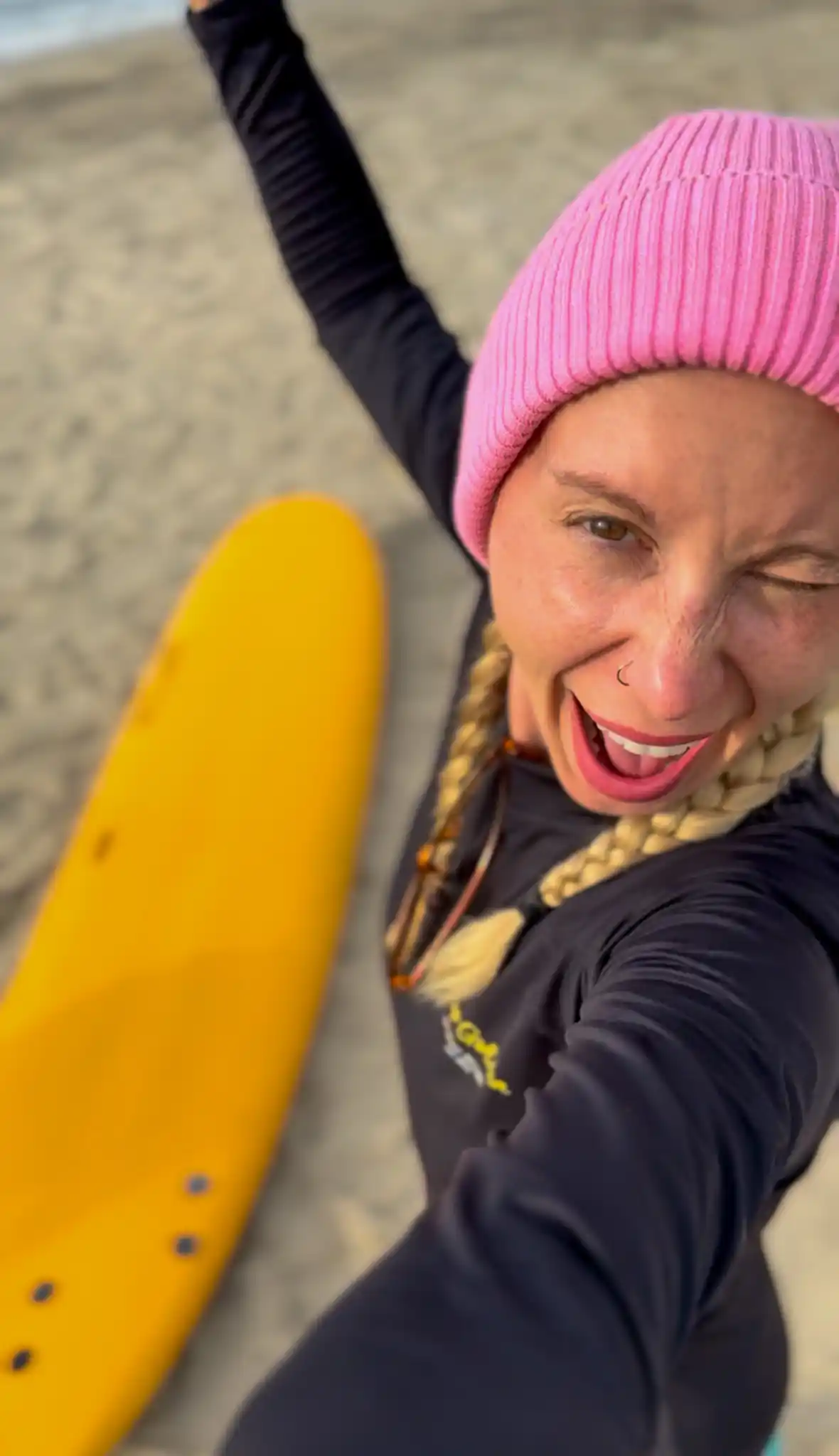 Styl surferski na co dzień – jak dobrać czapkę do luźnego, plażowego looku? 34 Jak nosić czapkę zimą – wpływ na włosy