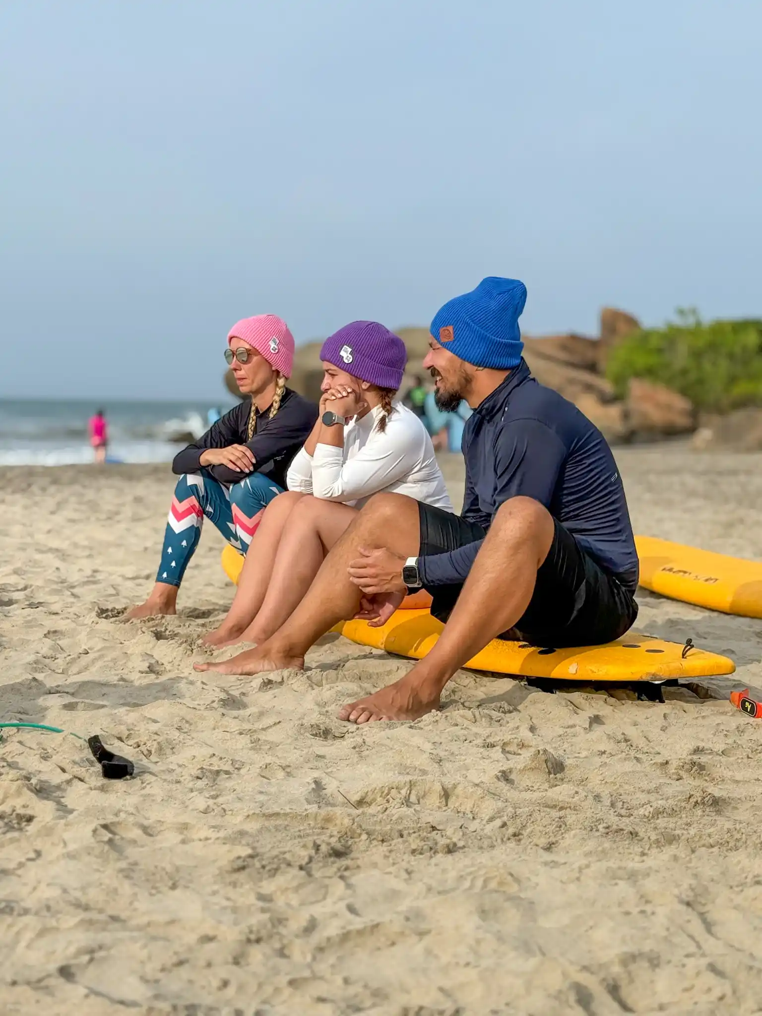 Styl surferski na co dzień – jak dobrać czapkę do luźnego, plażowego looku? 8 Mam problem z noszeniem czapki przy długich włosach