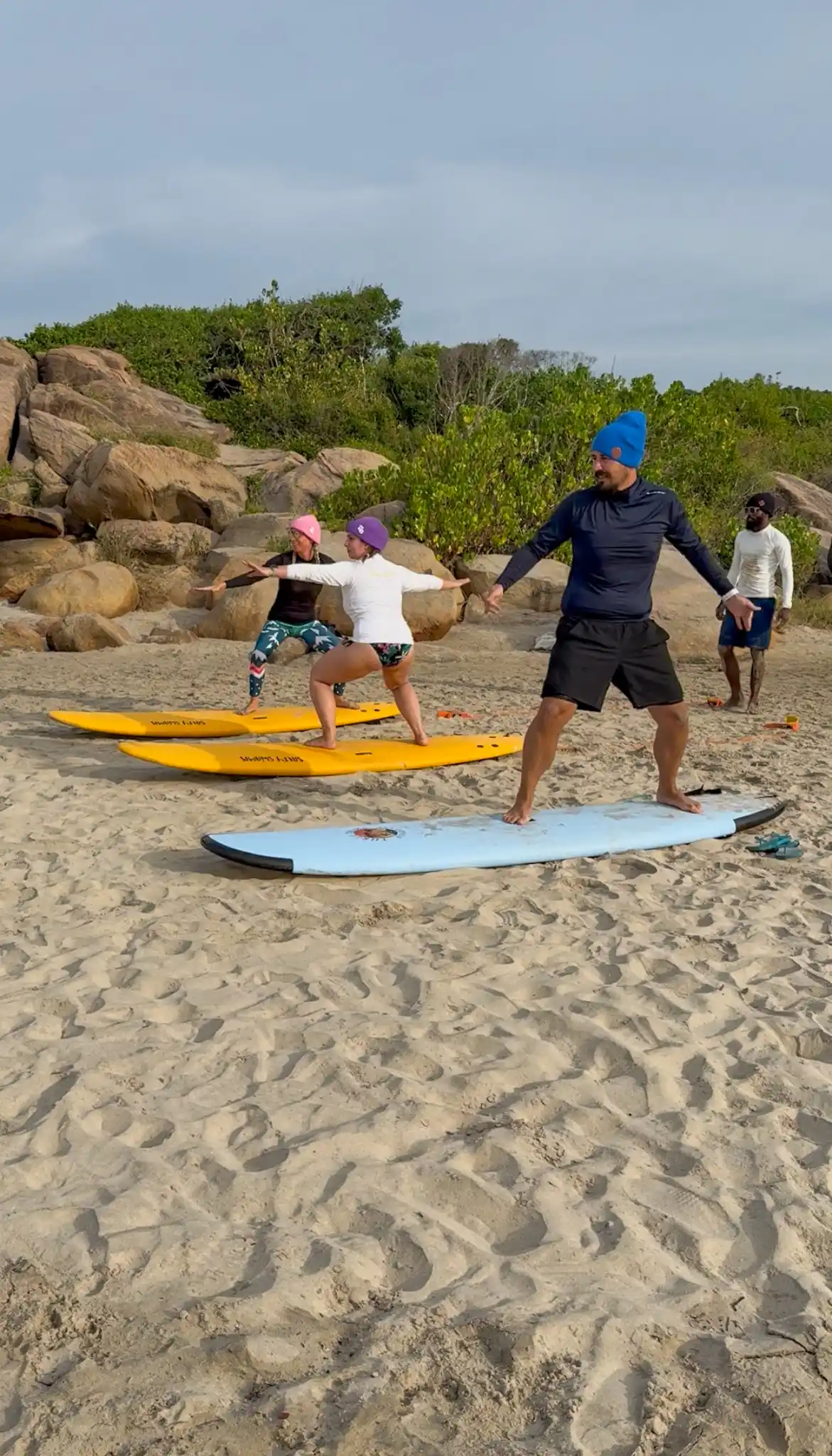 Styl surferski na co dzień – jak dobrać czapkę do luźnego, plażowego looku? 2 Jak nosić czapkę zimą – wpływ na włosy