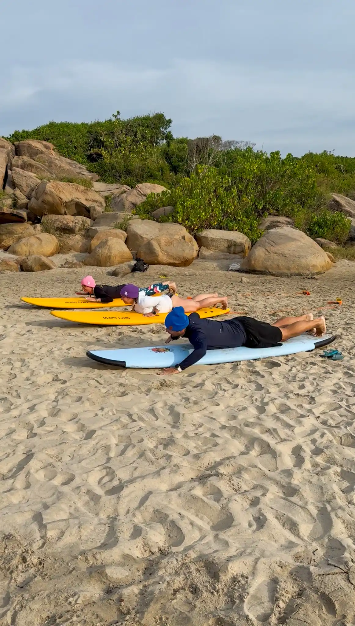 Styl surferski na co dzień – jak dobrać czapkę do luźnego, plażowego looku? 7 Jaki kolor czapki do blond włosów – tworzenie harmonijnego looku